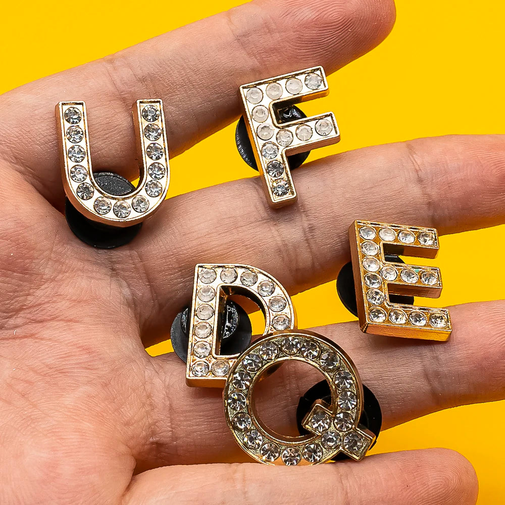 1 st Lyxig Metall-Charm – Bling Skodekoration med Guldfärgade Bokstäver