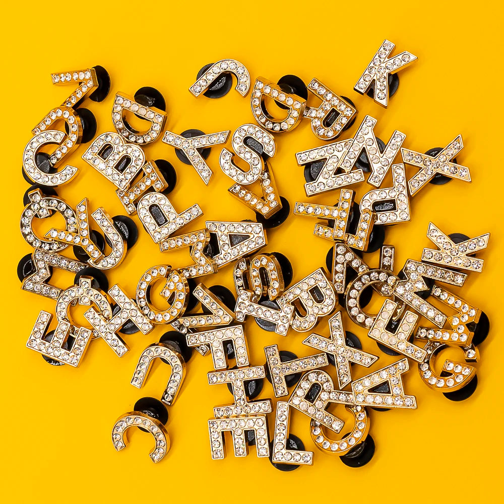 1 st Lyxig Metall-Charm – Bling Skodekoration med Guldfärgade Bokstäver