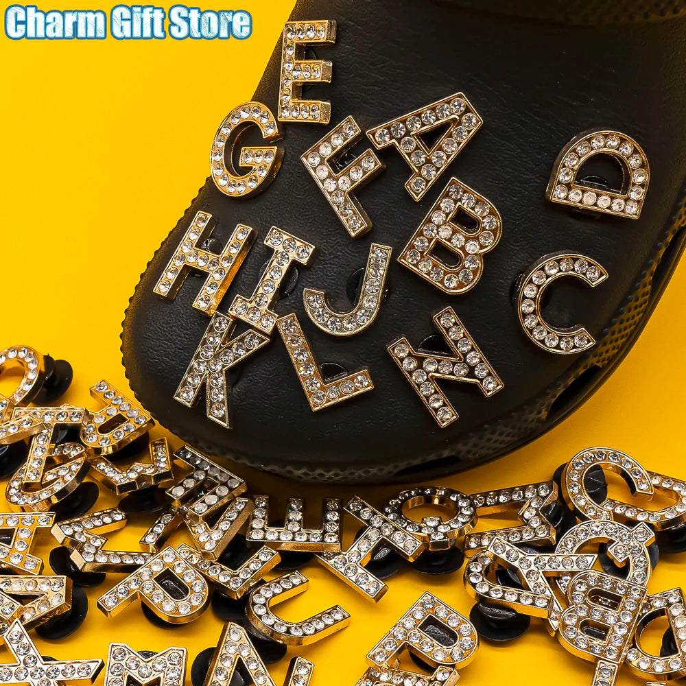 1 st Lyxig Metall-Charm – Bling Skodekoration med Guldfärgade Bokstäver