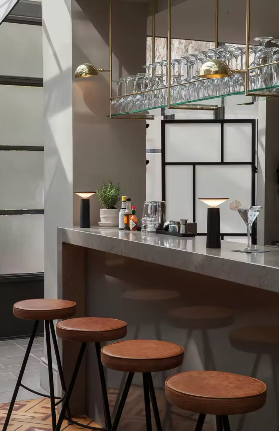 Adapt LED – Smart & Trådlös Bordslampa med Justerbart Ljus och Touchkontroll